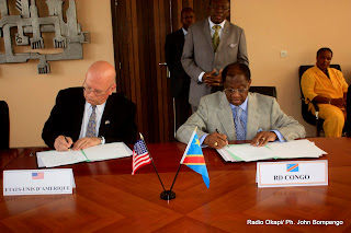  – De gauche à droite,James-F. Entwistle, ambassadeur des USA en RDC et Alexis Thambwe Mwamba, ministre des Affaires étrangères de la RDC signent des documents ce 21/12/2010 à Kinshasa