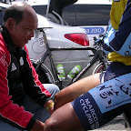 Haidar Anuawar gets a warm-up massage from soigneur Chamnan. (photo: Remko Kramer)