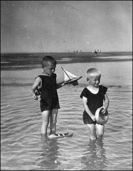 Children playing on the beach crianças brincando na praia
