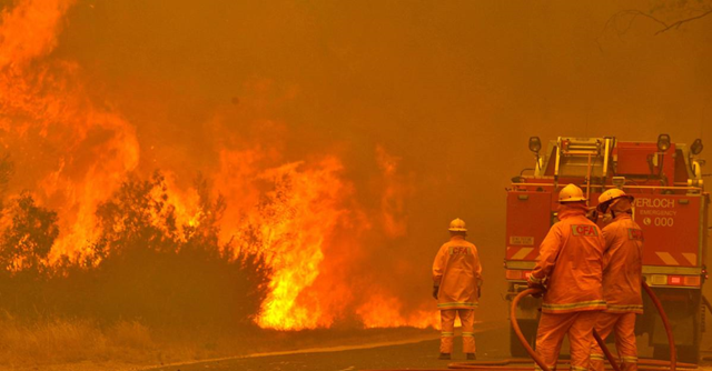 Firefighters prepare to defend the Glenmaggie Caravan Park, Australia, under the threat of flame, 20 January 2013. Photo: Michael Clayton-Jones / cootamundraherald.com.au