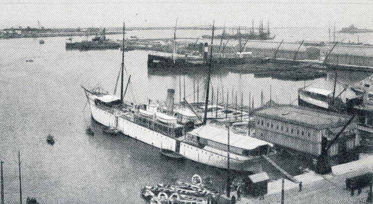 El BELLVER en el puerto de Barcelona, fondeado al costado del Club Náutico flotante y con la plancha de embarque dada por la popa. Del libro LA MARINA EN LAS BALEARES.JPG
