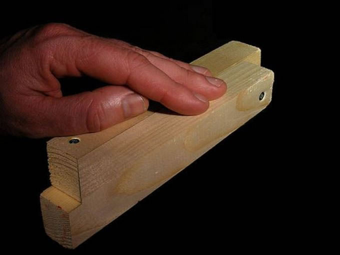 A physically impossible wooden shape.