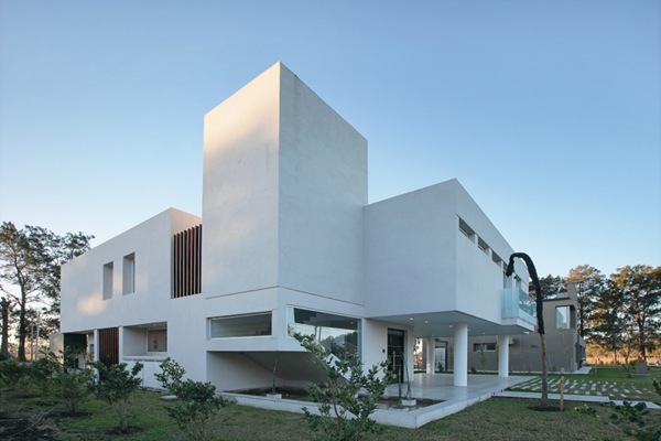 Fachada casa-minimalista-arquitecto-Pablo-Anzilutti