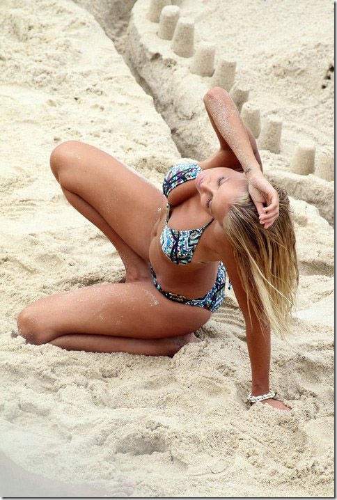 Lara-Bingle-bikini-beach-5