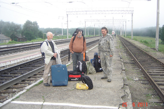 Gérard Charet, Jean Michel et le guide Vadim Zaritskyi en gare de Tigrovoy, 26 juin 2011. Photo : G. Meissonnier