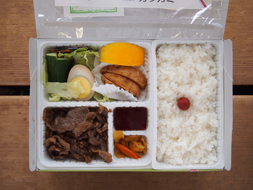 開けますとこのような感じです。肉はワインか何かで甘くにてあると思う。