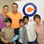 Jimmy Jairala junto a Mauli y sus 4 hijos pequeños