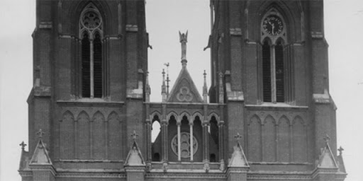 Ängeln Mikael stående mellan tornen, 1893