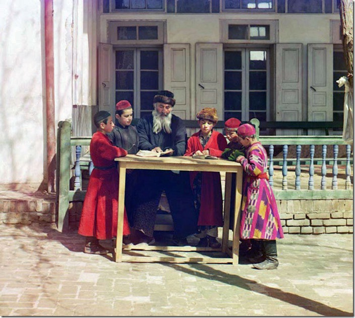 Group-of-Jewish-Children-with-a-Teacher-1911