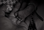 Liten babyfot svarthvitt høykontrast.jpg