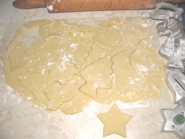 [sugar%2520cookie%2520rolled%2520out%2520dough%2520w%2520rolling%2520pin%2520cutters%255B3%255D.jpg]