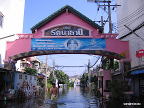 พ่อพู่กันกลับบ้านไปเตรียมบ้านให้พร้อมรับน้ำระลอกใหญ่ที่กำลังจะมา