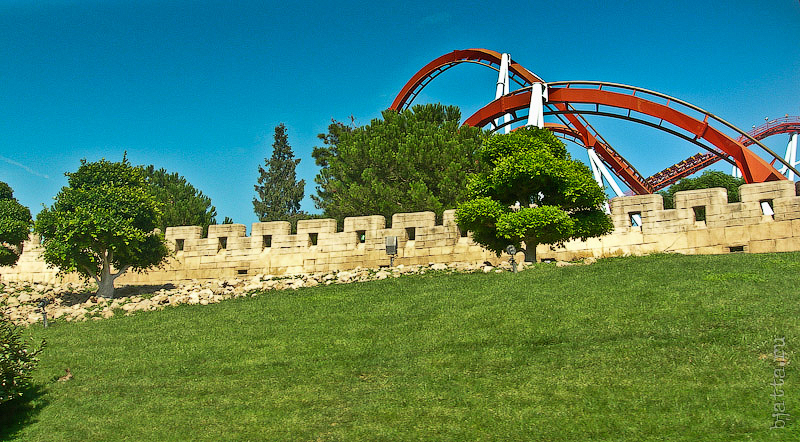 50. Порт Авентура. Port Aventura. Salou. Costa Dorada. Spain. Тут сразу же на глаза попадаются кольца извивающегося дракона-аттракциона. 50. Порт Авентура. Port Aventura. Salou. Costa Dorada. Spain. Тут сразу же на глаза попадаются кольца извивающегося дракона-аттракциона.