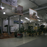Ook hier binnen een ruime hal met oude en nieuwe machines.