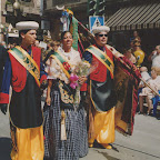AÑO 2001 DIA 7 DE SEPTIEMBRE LA OFRENDA - MADRINA, CAPITAN Y ALFEREZ POR SU PASO POR LA CORREDERA. 44-18.jpg