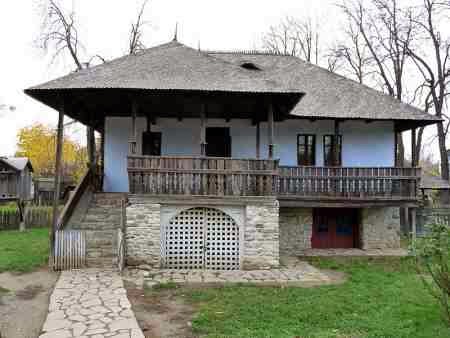 chiojdu, casa sec XVIII, expusa la "Muzeul satului"