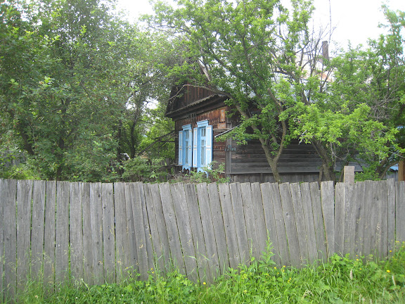 Izba sur le chemin de Muraveka à Novogordeevka, à l'est d'Anutchino (Primorskij Kraj, Russie), 2 juillet 2011. Photo : G. Charet