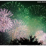 Large Display With Red and Green Chrysanthemums all Around - http://www.epicfireworks.com/