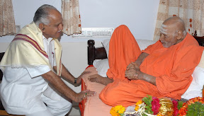 ಸಿದ್ದಗಂಗಾ ಮಠದ ಶ್ರೀ ಶ್ರೀ ಡಾ| ಶಿವಕುಮಾರ ಸ್ವಾಮೀಜಿ ಅವರೊಂದಿಗೆ