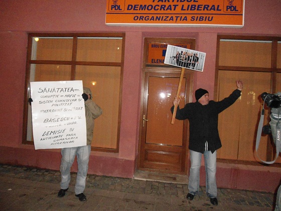 Sibienii au huiduit şi în a doua searã sediul PDL Sibiu