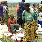 Des familles autours des vivres distribués par le Programme Alimentaire Mondial(PAM) ce 1/01/2003 dans le Camp des déplacés à Geti en RDC, lors de la visite de Jan Egland, Secrétaire générale des Nations Unies en charge des affaires Humanitaire. Radio Okapi/ Ph. John Bompengo
