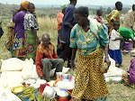 Des familles autours des vivres distribués par le Programme Alimentaire Mondial(PAM)  ce 1/01/2003 dans le Camp des déplacés à Geti en RDC, lors de la visite de Jan Egland, Secrétaire générale des Nations Unies en charge des affaires Humanitaire. Radio Okapi/ Ph. John Bompengo