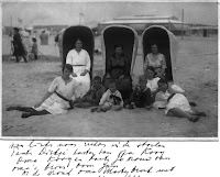 Kooij, Dirkje (links) familiefoto strand.jpg