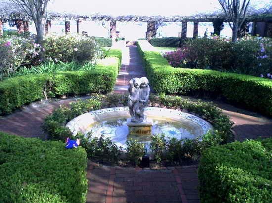 Tribute-To-Peeing-Statues-91