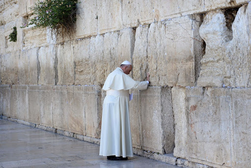 ---ISRAEL OUT---Pope Francis visits at the Western Wall, Judaism's holiest site, in Jerusalem's Old City on May 26, 2014.Photo by Kobi Gideon / GPOהאפיפיור פרנסיסקוס בכותל המערבי