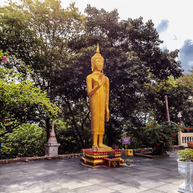 9. 2555. Таиланд. Патайя. Храм Будды. Thailand. Pattaya. Buddha temple. Воинственный понедельник, цвет понедельника - золотой. Цвет правящего в Таиланде короля. 9. 2555. Таиланд. Патайя. Храм Будды. Thailand. Pattaya. Buddha temple. Воинственный понедельник, цвет понедельника - золотой. Цвет правящего в Таиланде короля.