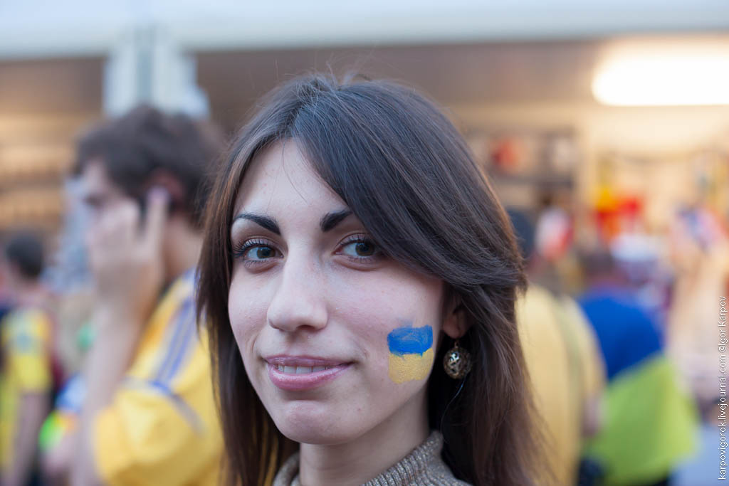 Девушки в фан-зоне на Крещатике. Матч Украина - Швеция. 11 июня 2012. Евро 2012.