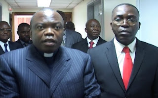  – A gauche, Ngoy Mulunda, président de la Ceni et à droite, Matata Ponyo, ministre des Finances ce 30 avril 2011