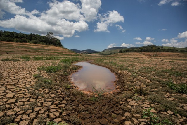 A puddle is all that is left in one of the reservoirs of the Cantareira System, which normally supplies nearly half of the S&atilde;o Paulo metropolitan region. Photo: Ninja / ContaDagua.org