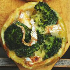 Puff pastry tarts with broccoli and Camembert - Tartelettes aux brocolis avec camembert