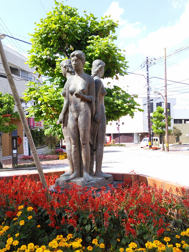 砺波駅前の婦人像