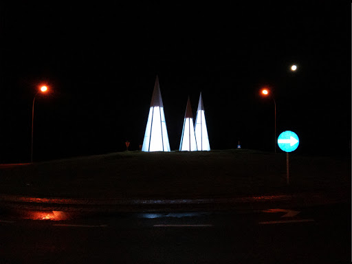 Leuchtende Pylonen Kreisverkehr Seebach