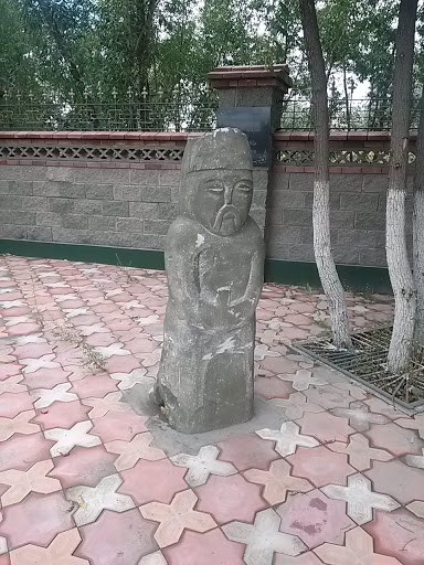 Каменая Статуя возле старого кладбища