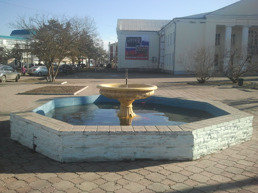 Второй фонтан на площади