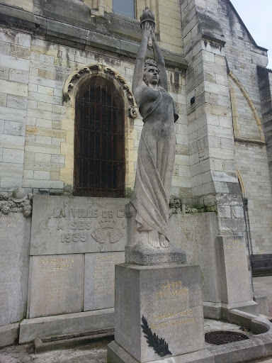 Cusset - Statue Tout Donne