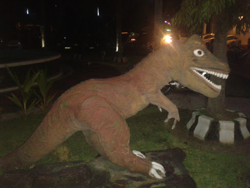 Dinosaurus Statue at Royal