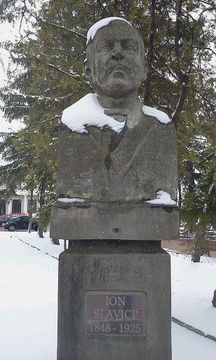 Statuie Ion Slavici