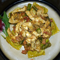 Gorgonzola Pesto Sauce over Ravioli, Chicken & Asparagus