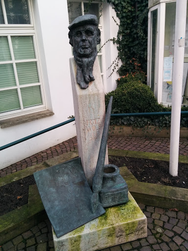 Fritz Wolf Statue