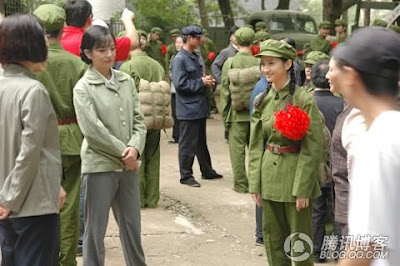 20.06.2008: Triệu Vy tiễn con gái tòng quân | 赵薇送女从军
