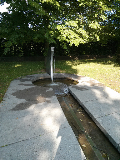 Langgezogener Brunnen