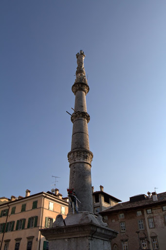 Statue in Piazza San Giacomo