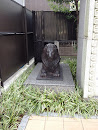 物言わぬ番犬(ライオン) ー The statue of the lion ー