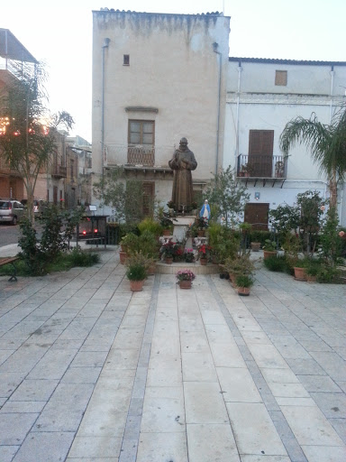 Piazza Archimede - Statua S. Padre Pio