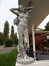 Frauen Statue