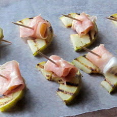 Grilled Apple Slices With Prosciutto & Cheddar